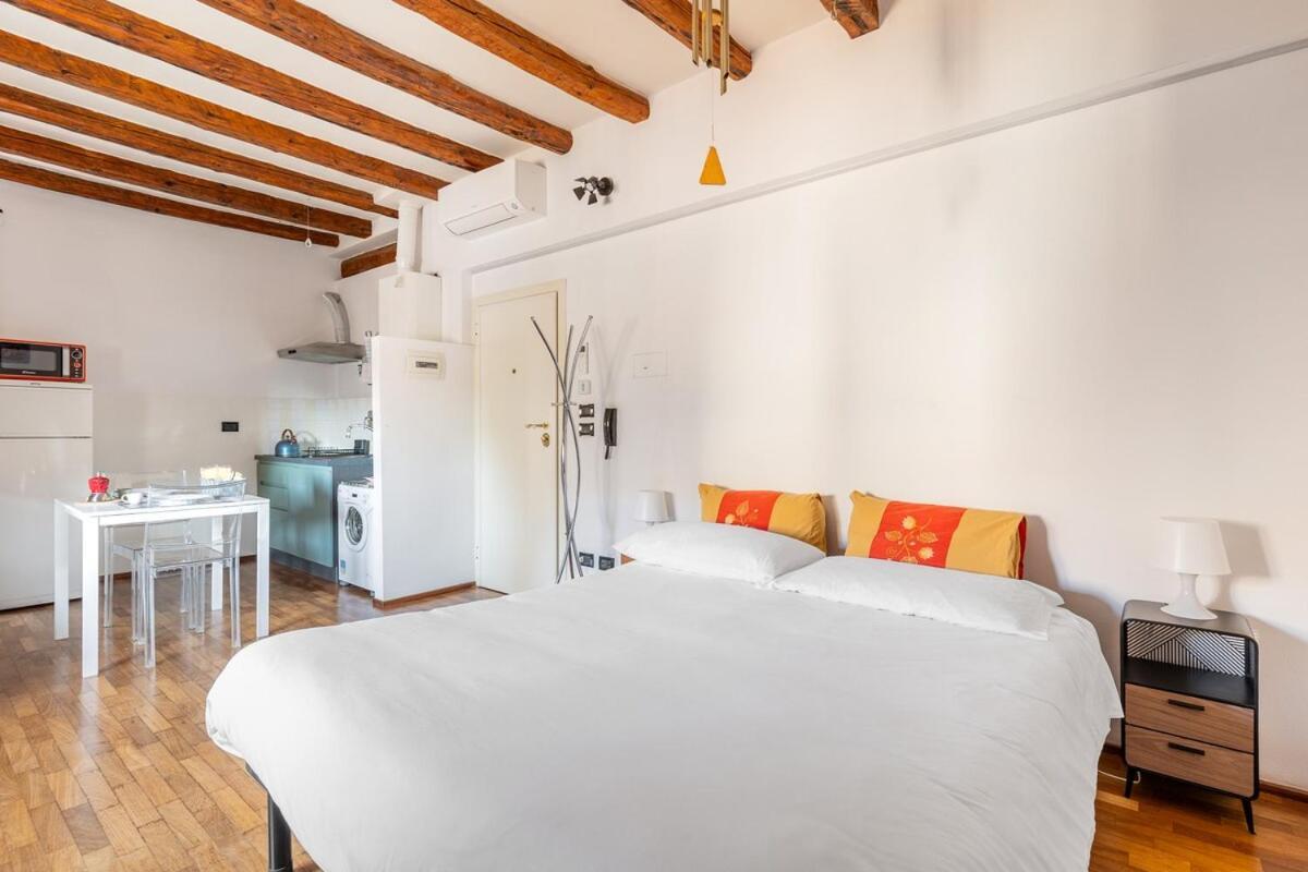 Ferienwohnung Monolocale Sui Tetti Di Bologna - Via Indipendenza Exterior foto