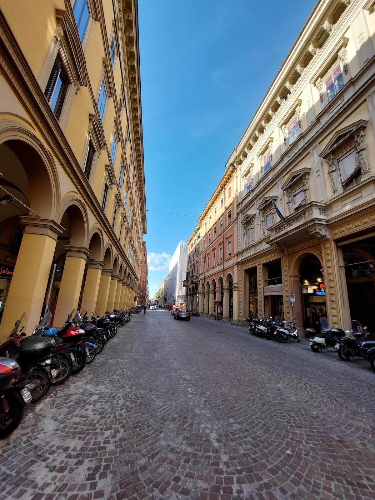 Ferienwohnung Monolocale Sui Tetti Di Bologna - Via Indipendenza Exterior foto